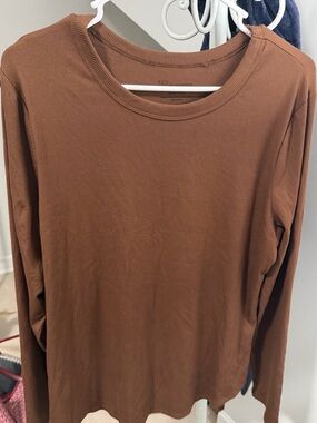 No Boundaries Women's Long Sleeve Crewneck Top - Brown